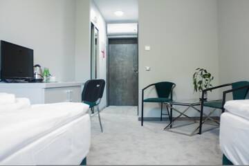 Фото номера Улучшенный двухместный номер с 2 отдельными кроватями Отель Hotel Promenada Biznes &amp; Wypoczynek г. Радом 3